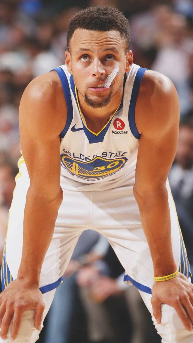 黄蜂队陷入被动，分差一度扩（黄蜂队陷入劣势，分差一度拉开）