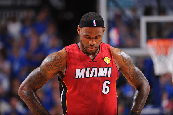 尼克斯骑士最后时刻：尼克斯四罚三铁 米切尔逆天三分也难救骑士（关键时刻尼克斯四罚仅中一，米切尔神迹三分仍难救主，骑士惜败）