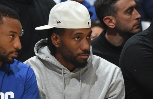 詹姆斯篮板表现抢眼，助球队逆转（詹姆斯篮板统治全场，带队上演逆转）