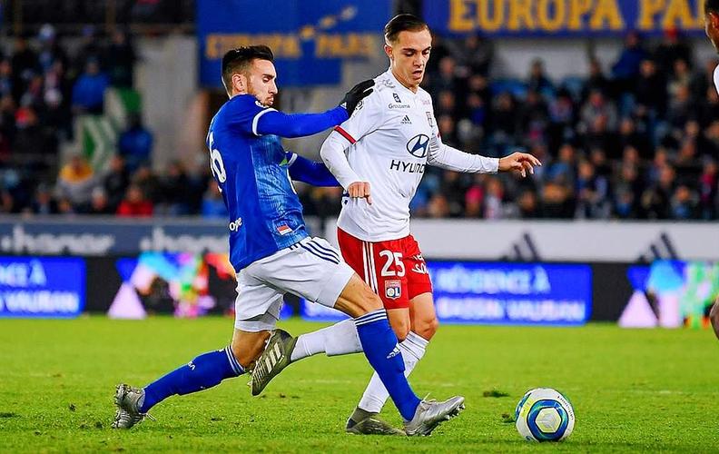 豪门后防崩溃，连续被打穿（豪门防线瓦解，连遭突破）