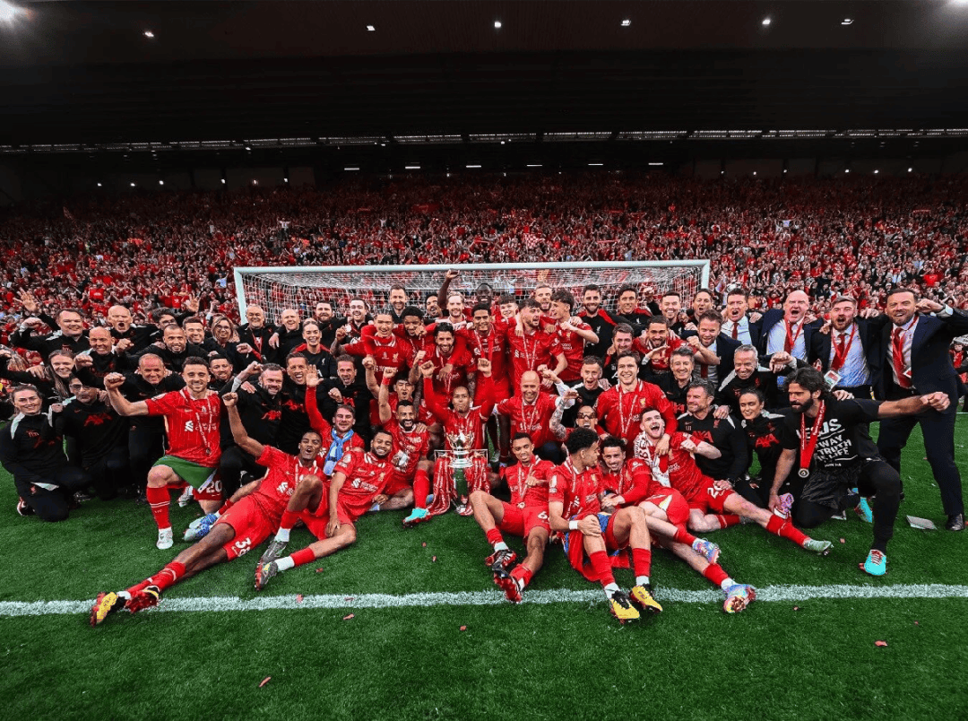 手上有活儿！东契奇追身转身撤步三分 迎着防守人稳稳命中（技术拉满！东契奇追防转身后撤步三分，顶着防守稳稳投进）