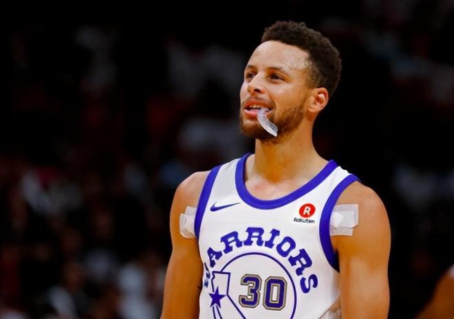 卡洛斯-奥古斯托：踢右路我也感觉良好，球队始终是第一位的（卡洛斯-奥古斯托：右路同样适应，球队利益至上）