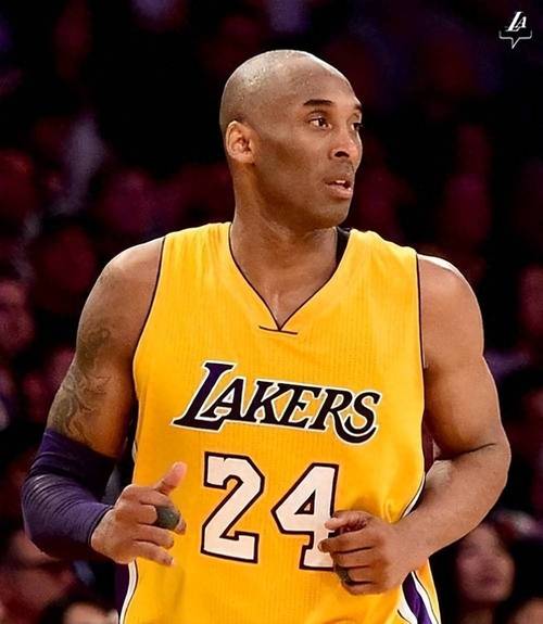 脚后跟停球+倒钩解围，阿拉伯杯上阿尔及利亚一后卫防守尽显球技（阿尔及利亚后卫阿拉伯杯秀防守：脚后跟停球+倒钩解围）