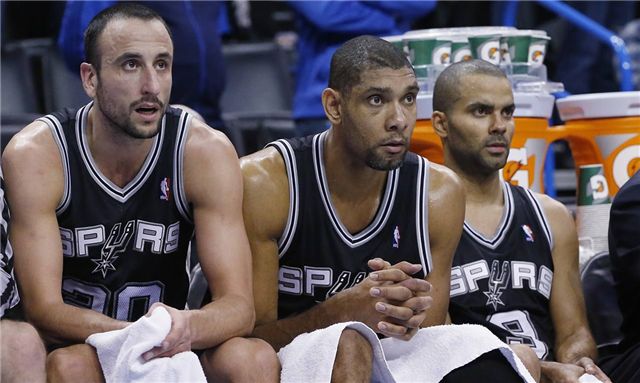 NBA：詹姆斯30+10+8 湖人险胜灰熊（詹姆斯砍下30分10篮板8助攻，湖人险擒灰熊）