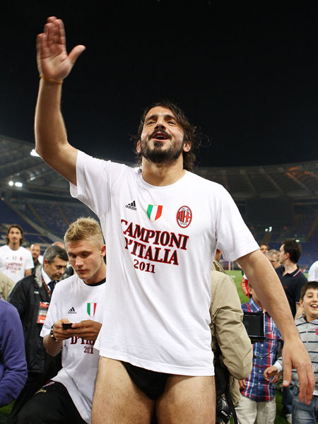 据报道，曼联欣喜若狂，签下中场球员阿莫林·阿多利斯的转会费大幅下降。（曼联迎利好：中场阿莫林·阿多利斯转会费大幅下调）