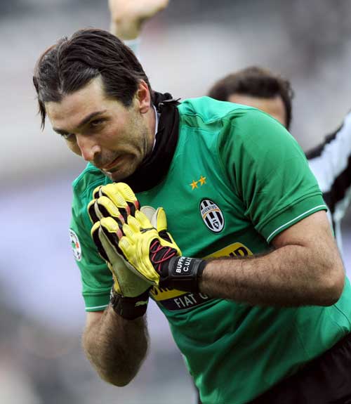 申京就该当轴！2赛季出手小于10次12胜1负，进攻流畅防守也积极了（申京最适合当战术中枢！近两季他出手不到10次球队12胜1负，进攻更顺畅防守更积极）