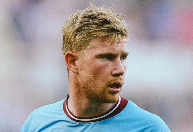 英超战报：B费2射1传，姆伯莫破门，曼联4-1狼队（英超快讯：B费梅开二度送助攻，姆伯莫破门，曼联4比1击退狼队）