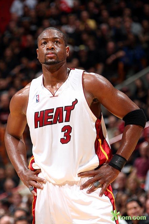 库里23分解锁里程碑！勇士擒独行侠获3连胜 浓眉伤退弗拉格27分（库里23分达成里程碑，勇士击败独行侠豪取3连胜；浓眉伤退，弗拉格轰下27分）