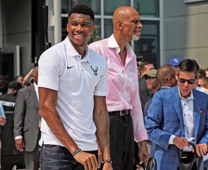 青岛半场三分命中率高达60%，六名球员有外线得分（青岛半场外线火热：三分命中率60%，六人有远投进账）